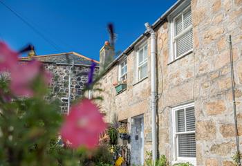 The Flying Pilchard is an idyllic cottage only minutes away from Porthmeor Beach and the heart of St Ives.