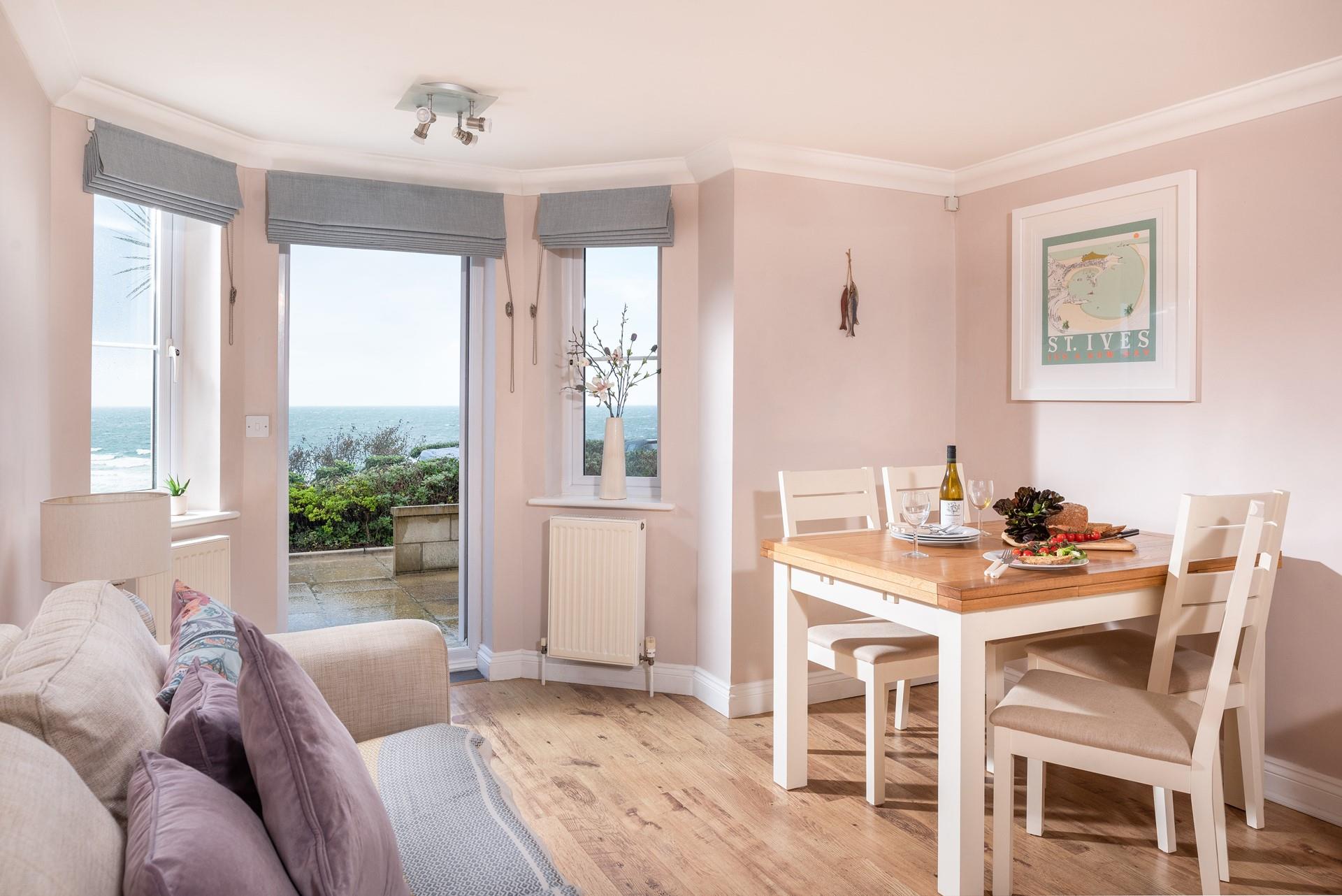 Open the doors to let the sea breeze drift into the apartment.