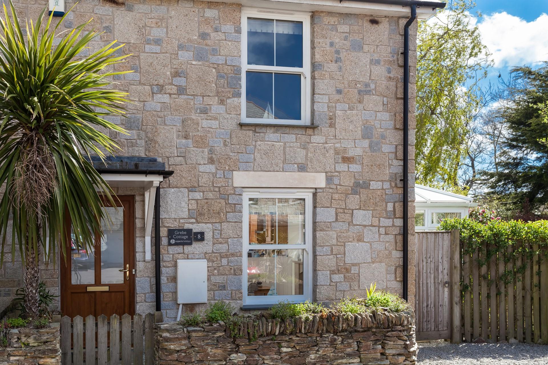 Grebe Cottage provides the perfect base to explore this beautiful part of Cornwall.