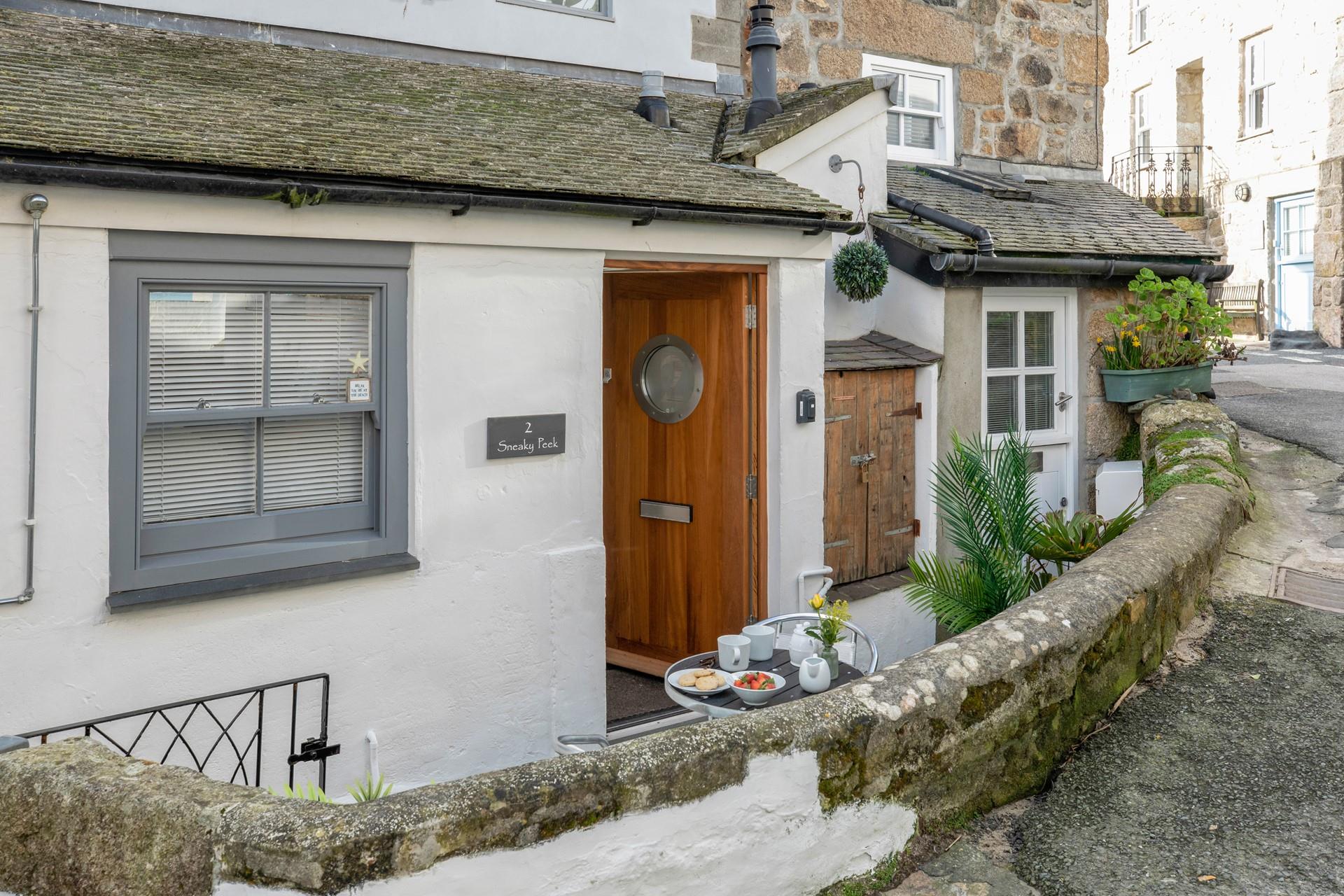 Sneaky Peak is ideally located just a short walk from the beach!
