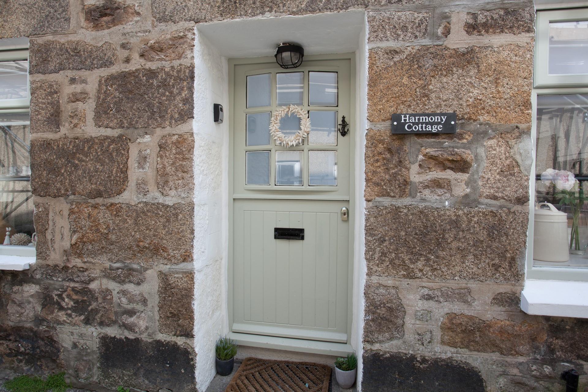 This traditional cottage has kept many of its original features and is perfectly placed for exploring St Ives.