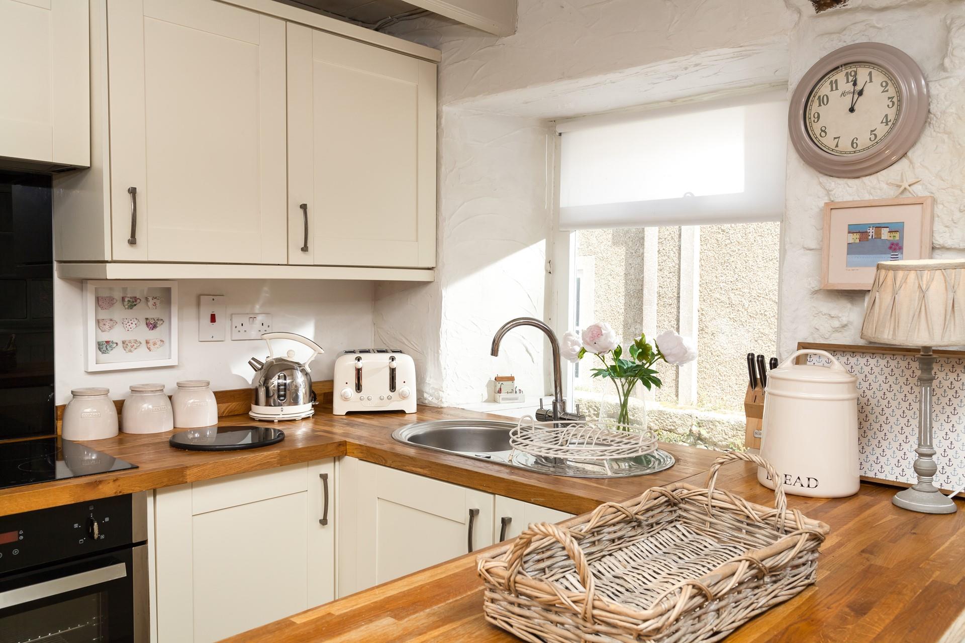 Well-equipped with all the modern appliances you need. 