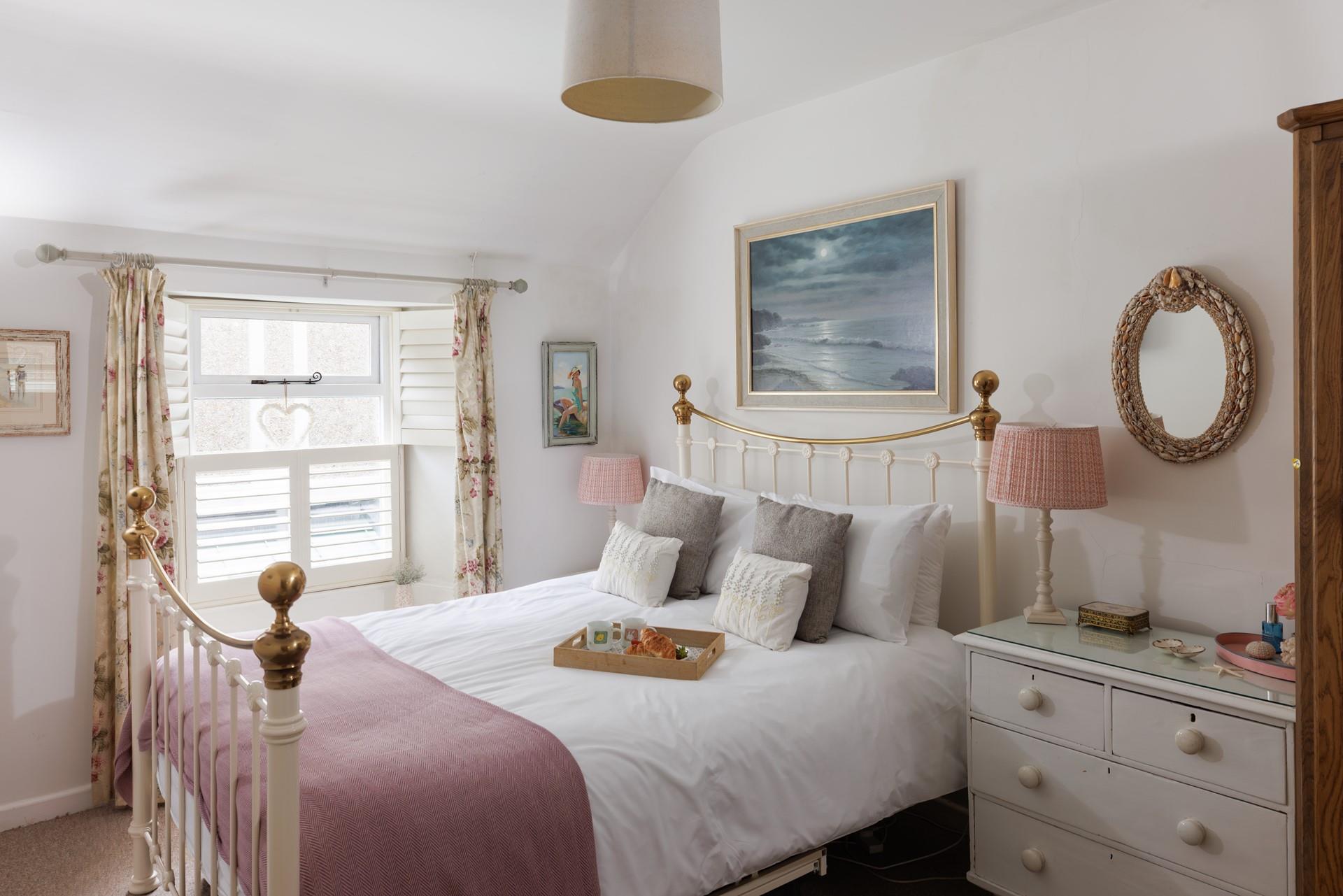 The comfortable double bed is sure to leave you rested and ready for a day of adventures. 