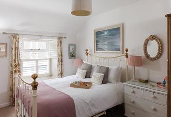 The comfortable double bed is sure to leave you rested and ready for a day of adventures. 