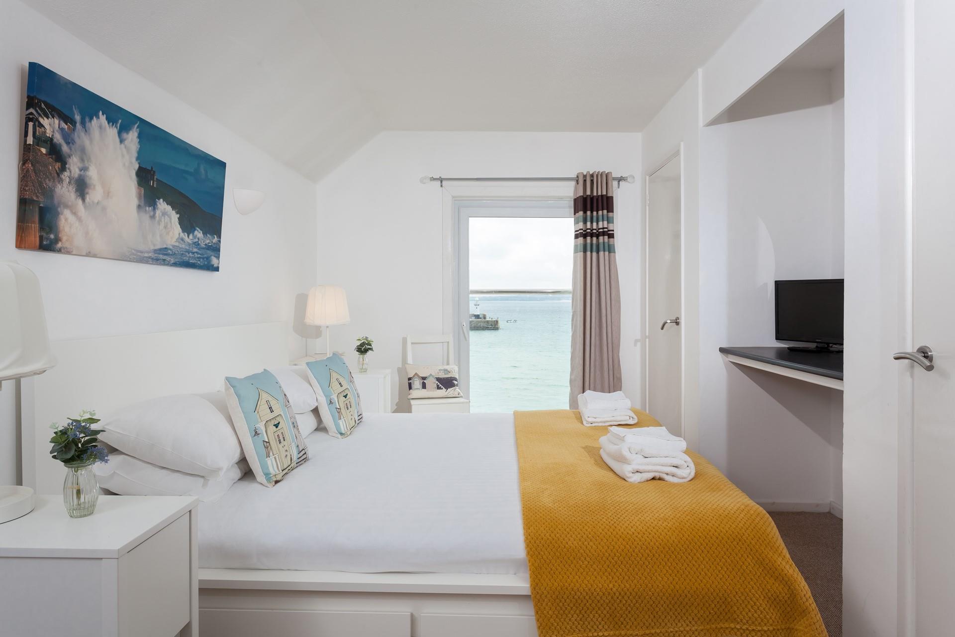 The king size room at the front of the apartment offers you harbour views.
