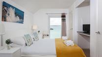 The king size room at the front of the apartment offers you harbour views.