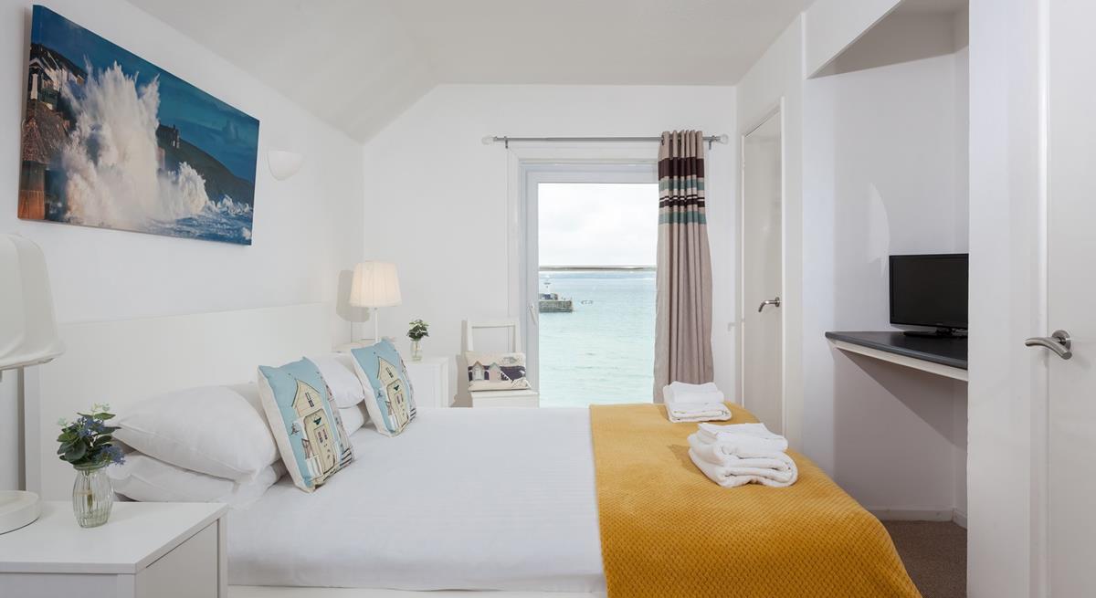 The king size room at the front of the apartment offers you harbour views.