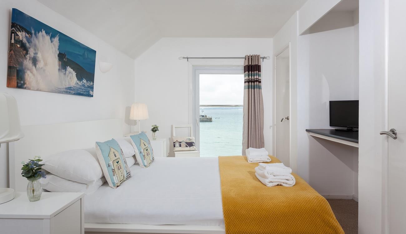 The king size room at the front of the apartment offers you harbour views.
