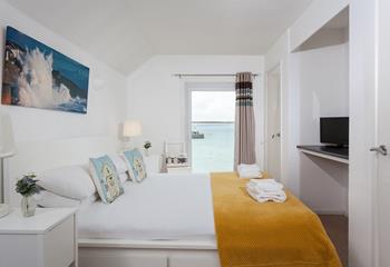 The king size room at the front of the apartment offers you harbour views.