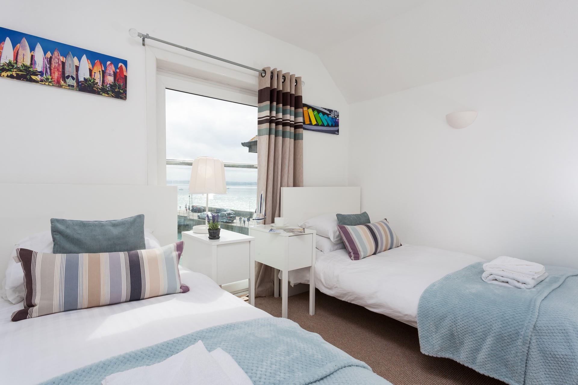 The twin room overlooks the harbour, so you can watch the evening's comings and goings of the harbour.