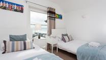 The twin room overlooks the harbour, so you can watch the evening's comings and goings of the harbour.