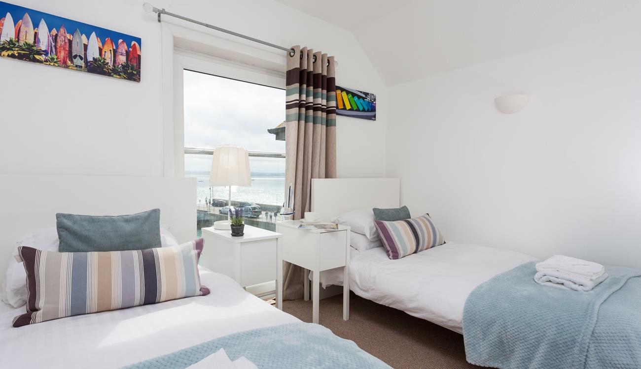 The twin room overlooks the harbour, so you can watch the evening's comings and goings of the harbour.