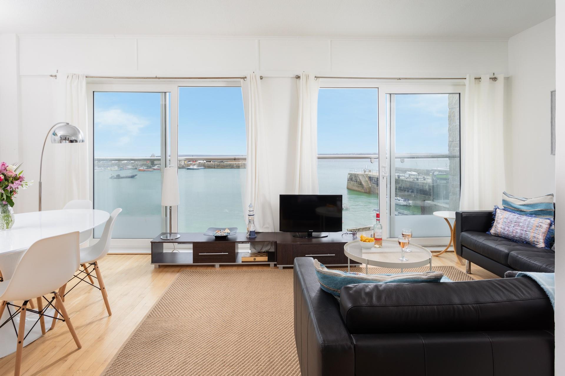Sit back and relax on the sofa and watch the turquoise waters in the harbour.