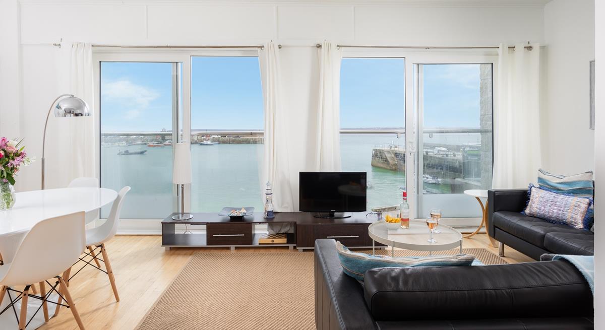 Sit back and relax on the sofa and watch the turquoise waters in the harbour.