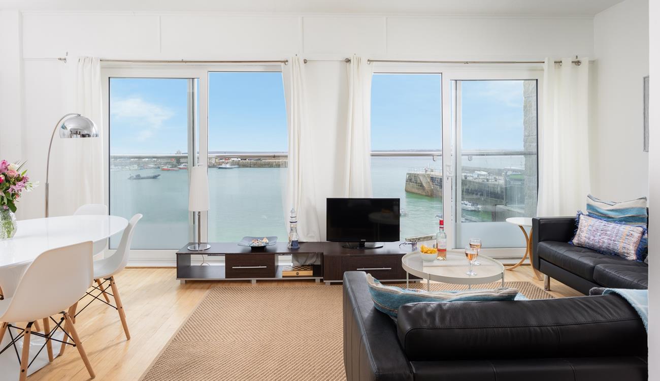 Sit back and relax on the sofa and watch the turquoise waters in the harbour.