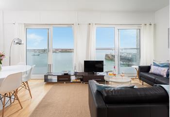 Sit back and relax on the sofa and watch the turquoise waters in the harbour.
