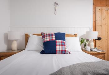 Crisp white linen and the cosy cottage decor invite you to stay in bed just a little bit longer!