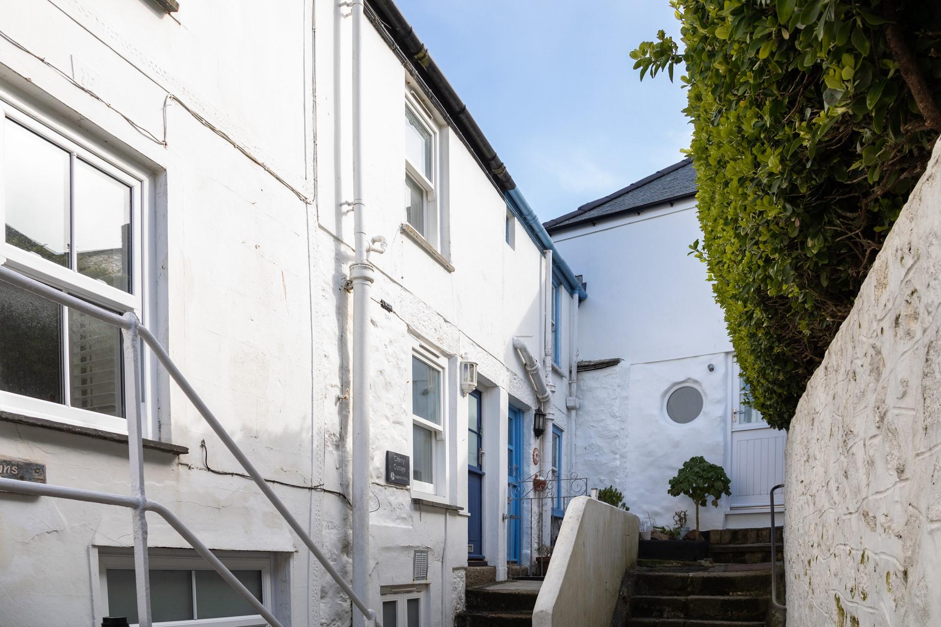 The cottage is central, yet tucked away, allowing you to explore St Ives with ease yet still enjoy peace and quiet.