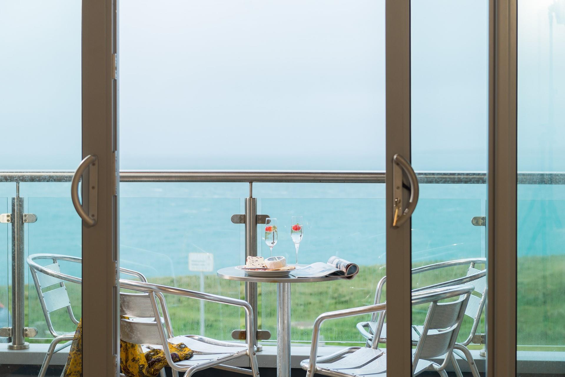 Relax on the balcony with a glass of bubbles as you breathe in the fresh sea air. Bliss!