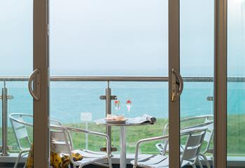 Relax on the balcony with a glass of bubbles as you breathe in the fresh sea air. Bliss!