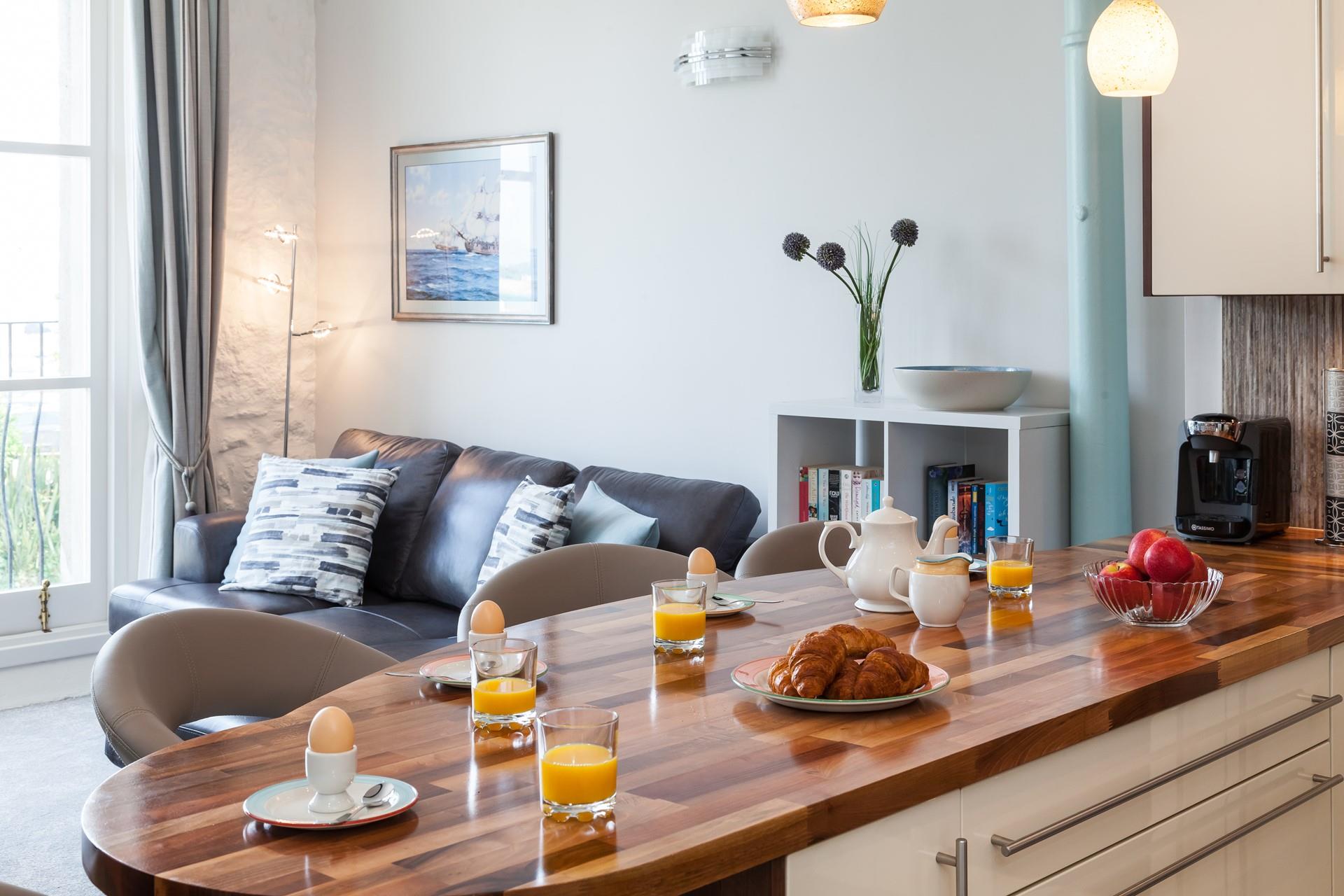 Buy some pastries in town to enjoy a delicious family breakfast.