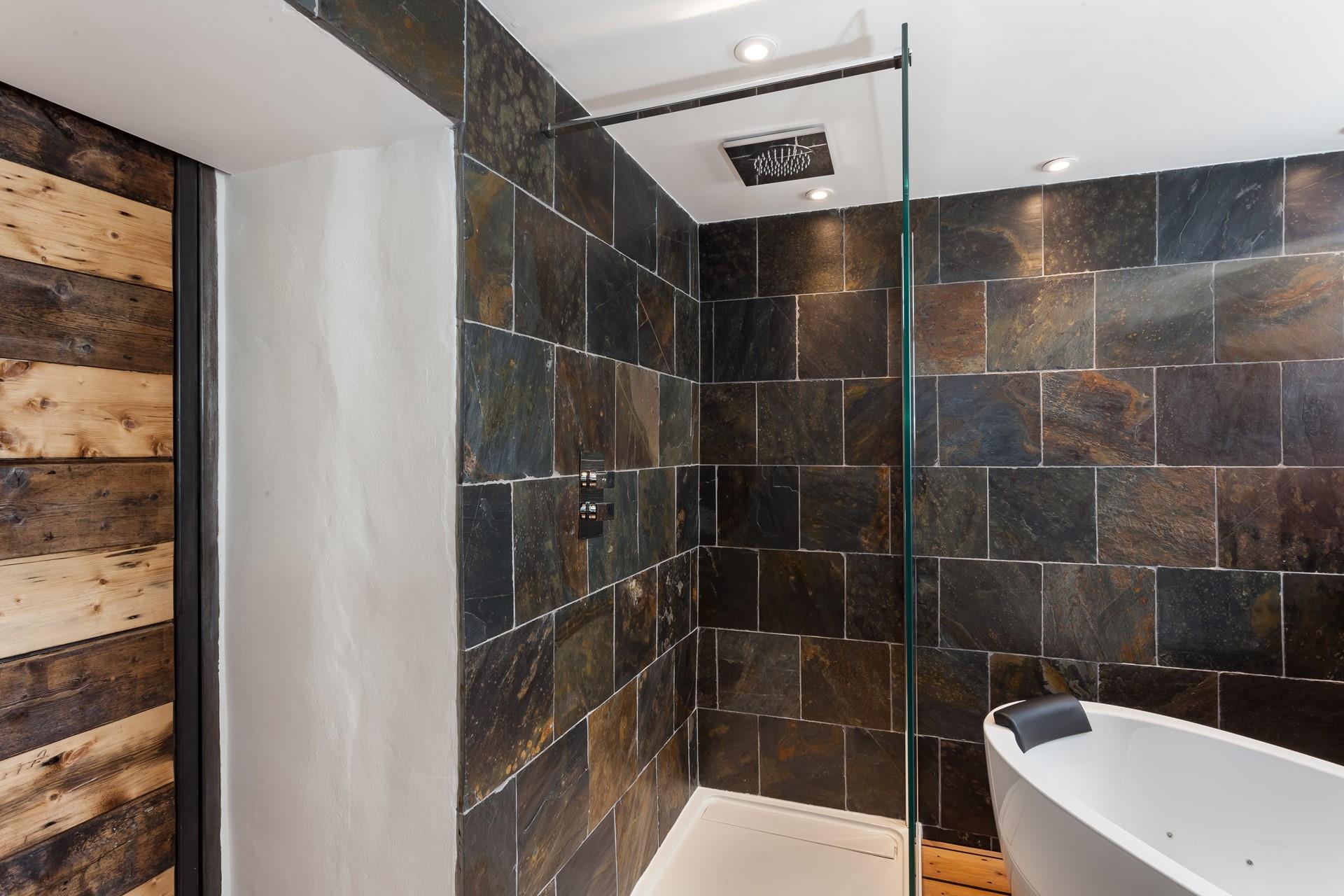 Wake up in the morning to an invigorating start to your day with this rainfall shower.