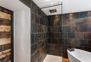 Wake up in the morning to an invigorating start to your day with this rainfall shower.