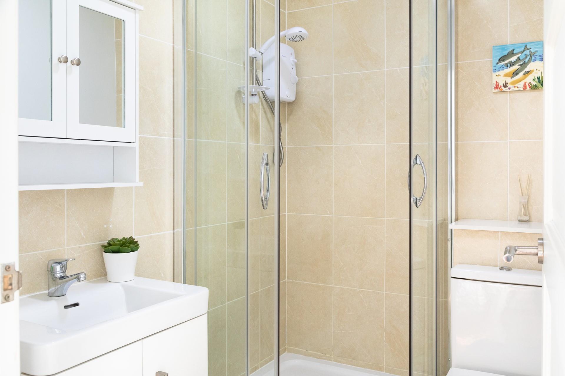 A simple yet stylish bathroom, just what you need after a day on the beach.