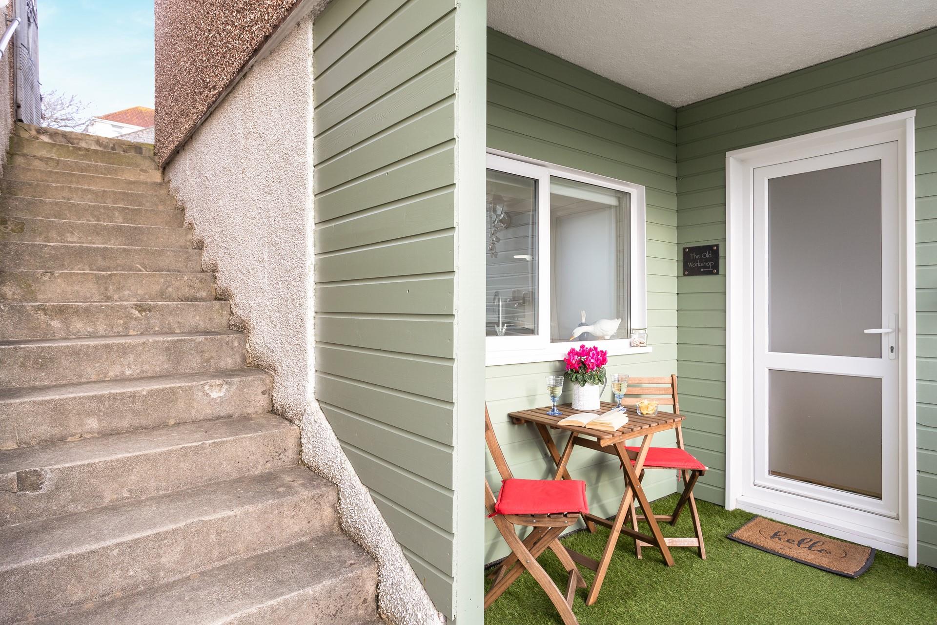 This lovely little bolthole for two is located near to popular Fistral beach.