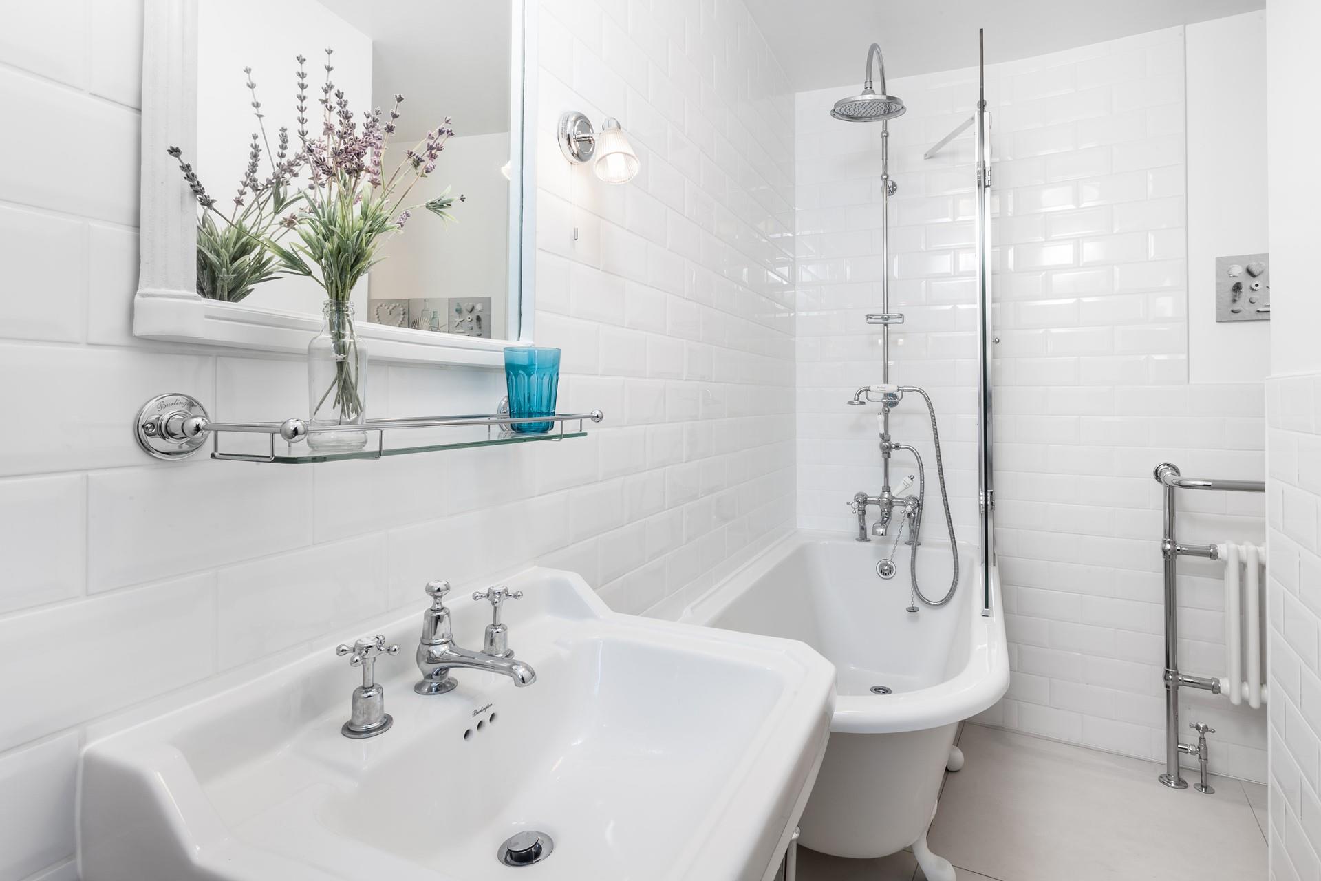 A classic family bathroom, perfect for washing off your sandy toes.