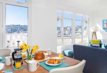 Breakfast can be enjoyed with the beautiful backdrop of St Ives.