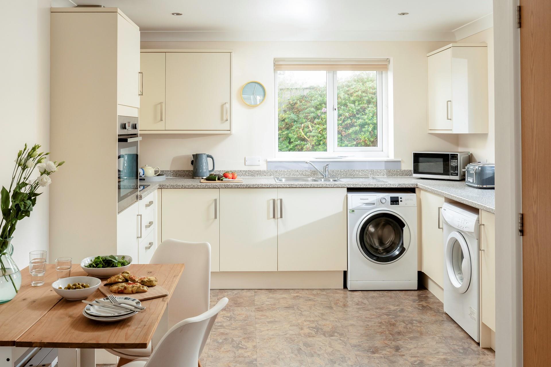The well-equipped kitchen is ideal for cooking delicious meals during your stay. 