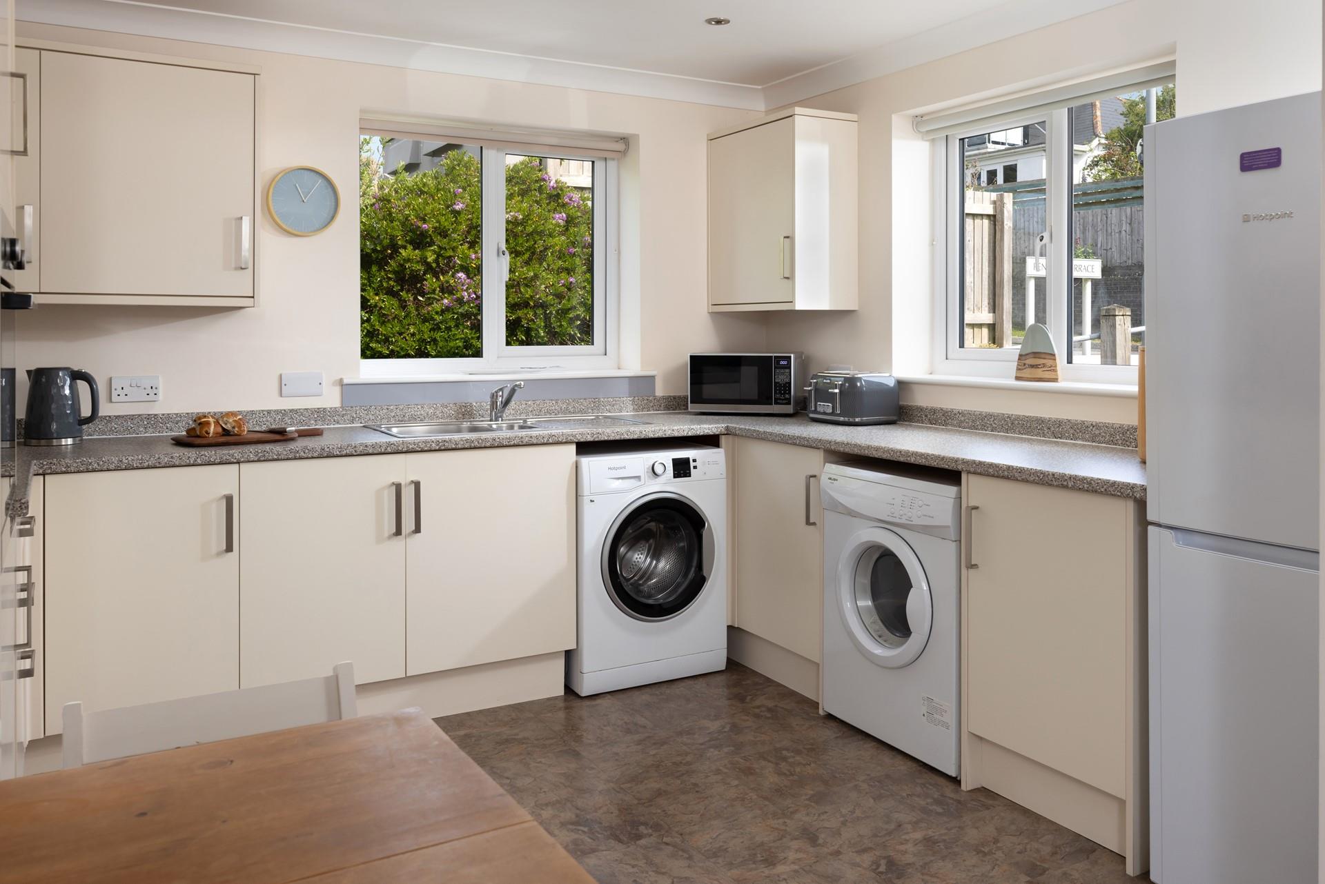The well-equipped kitchen is ideal for cooking delicious meals during your stay. 