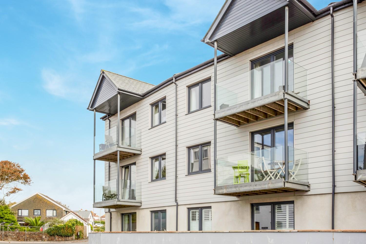 Bude Golf Course is just 5 minutes away for a round on the 18-hole course.