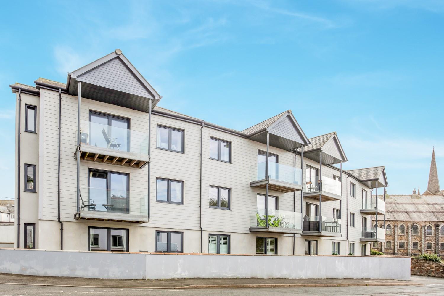 Take a short walk to explore the shops and cafes in Bude.