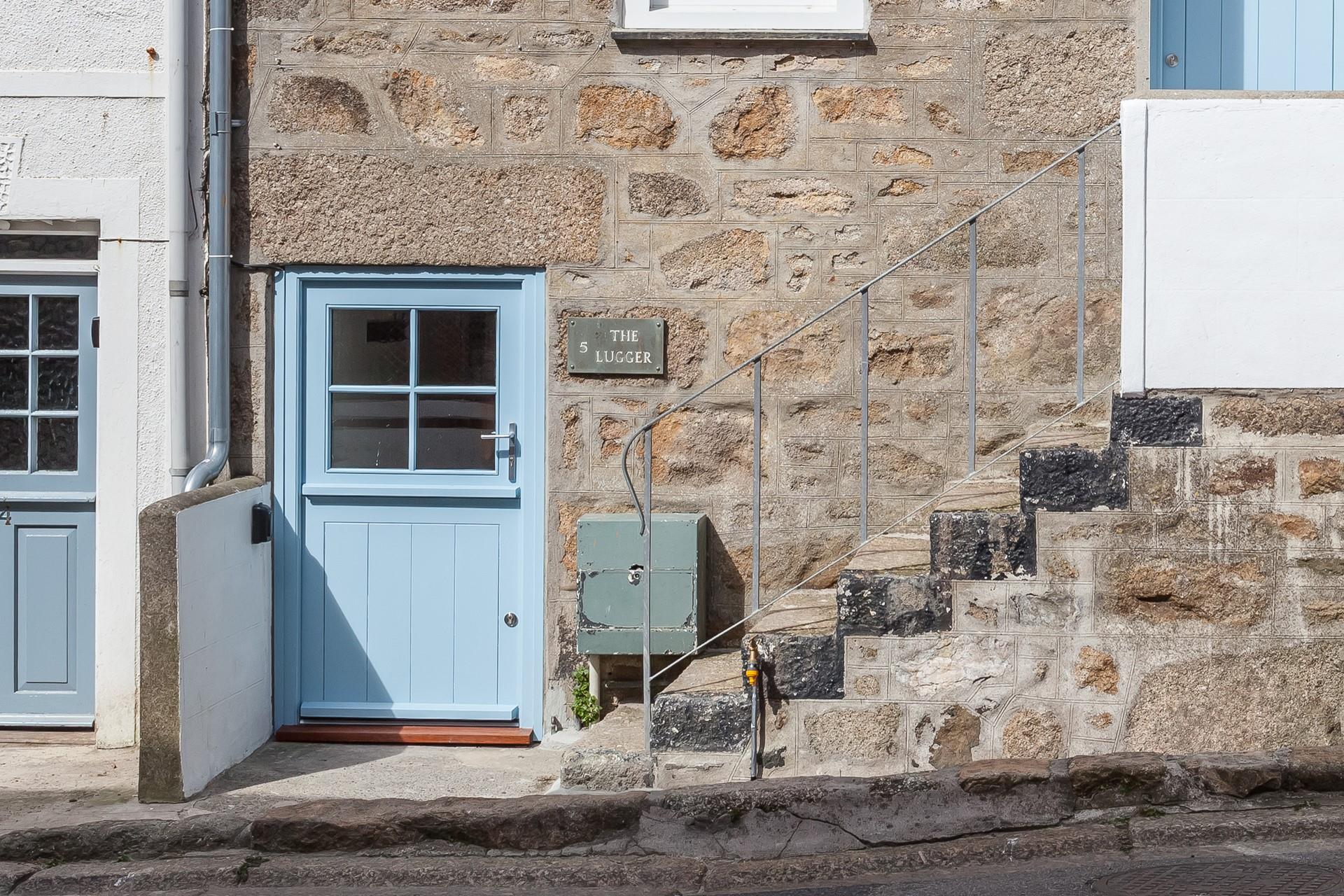 Tucked away yet still within easy reach of all St Ives has to offer, this is the perfect bolthole for two.
