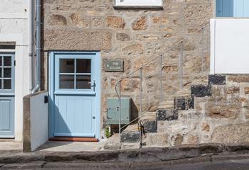 Tucked away yet still within easy reach of all St Ives has to offer, this is the perfect bolthole for two.