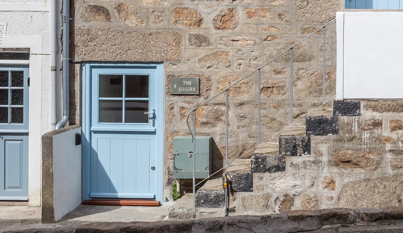 Tucked away yet still within easy reach of all St Ives has to offer, this is the perfect bolthole for two.