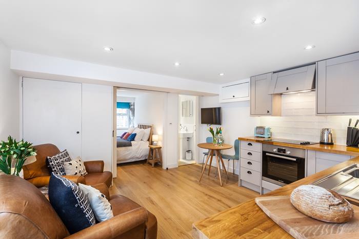 The Lugger - Burrow Road, Sleeps 2 in Downalong