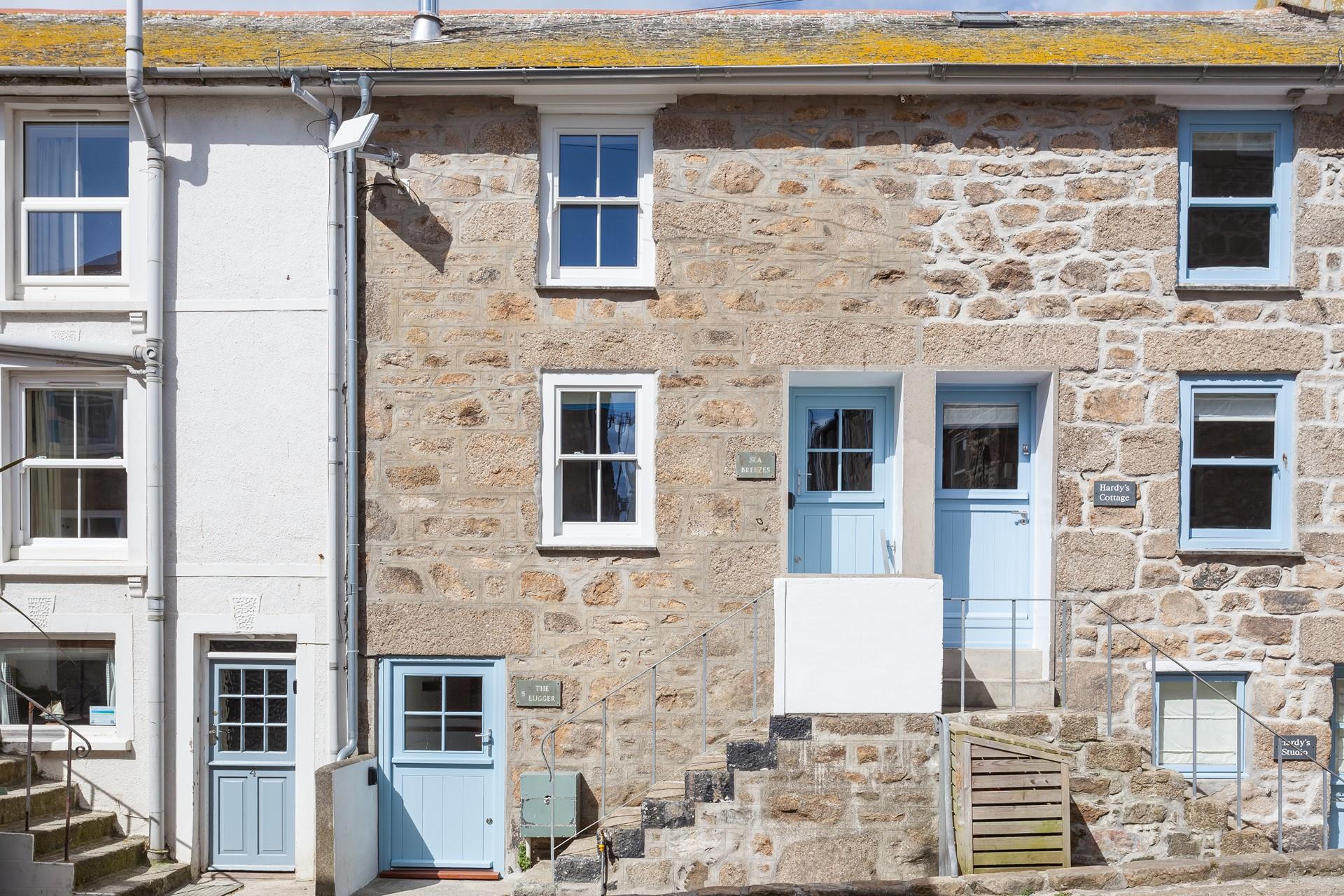 You'll find Sea Breeze tucked away in peaceful Burrow Road, ideally located to explore St Ives.