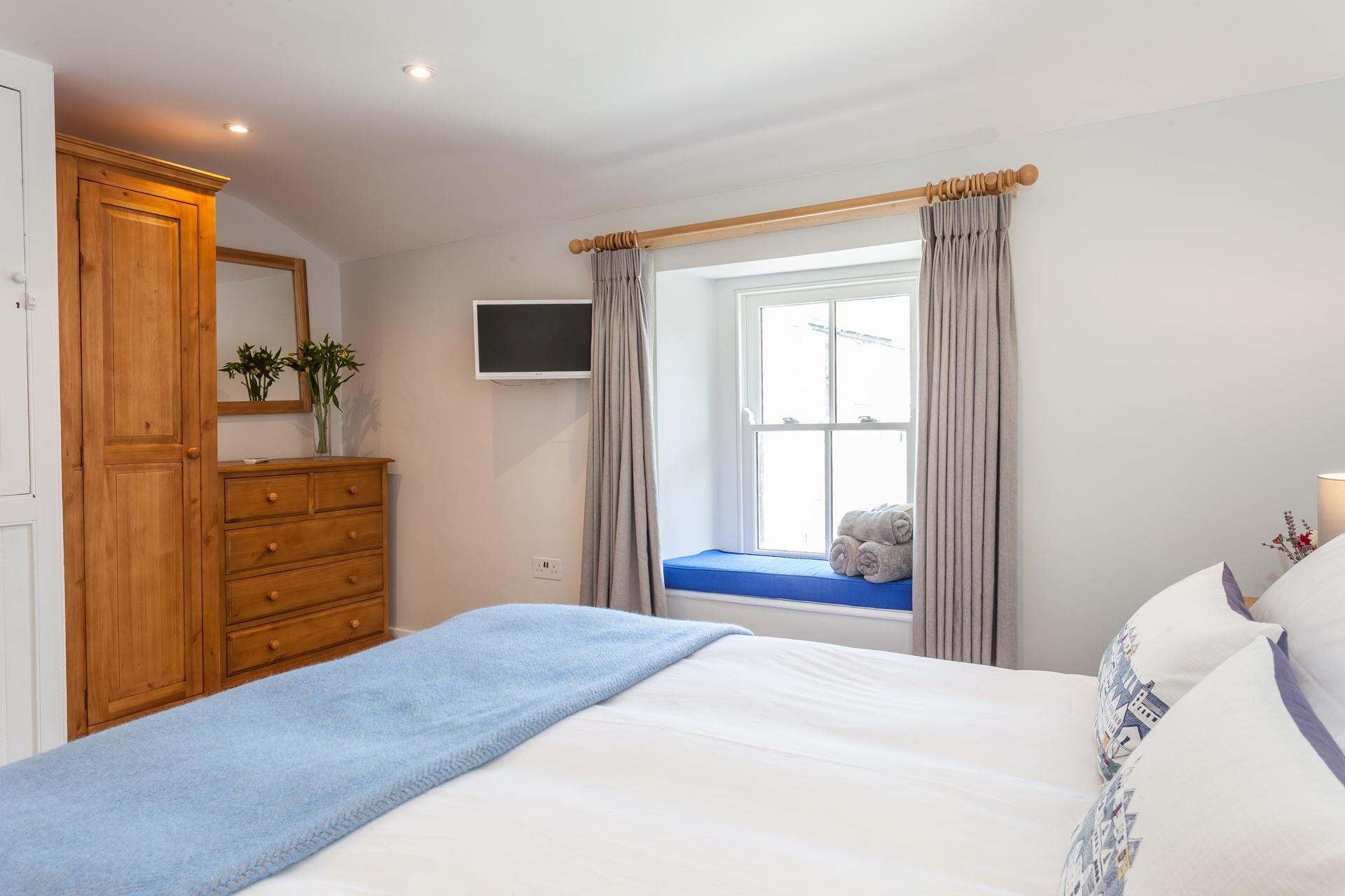 Settle into the spacious king size bed and drift off for a dreamy night's slumber.