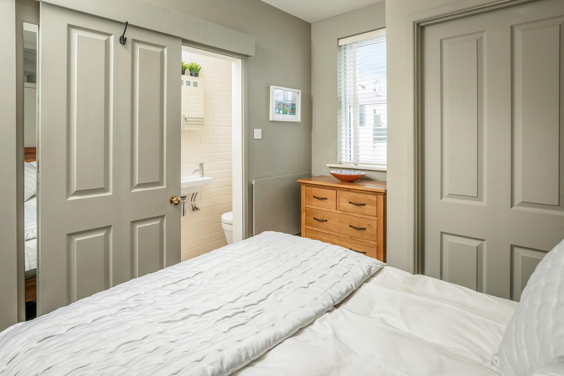 Start your day with a refreshing shower in the convenient en suite!