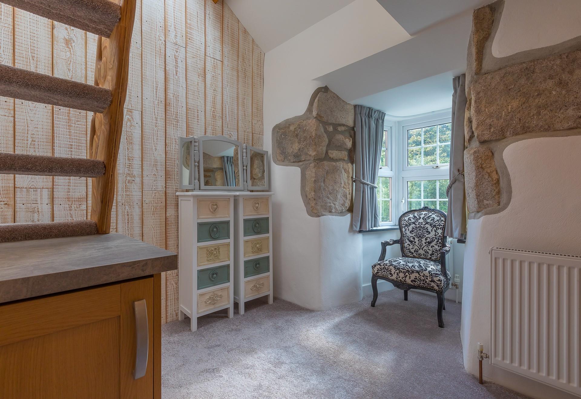 The landing has been cleverly designed to create additional space for getting ready.