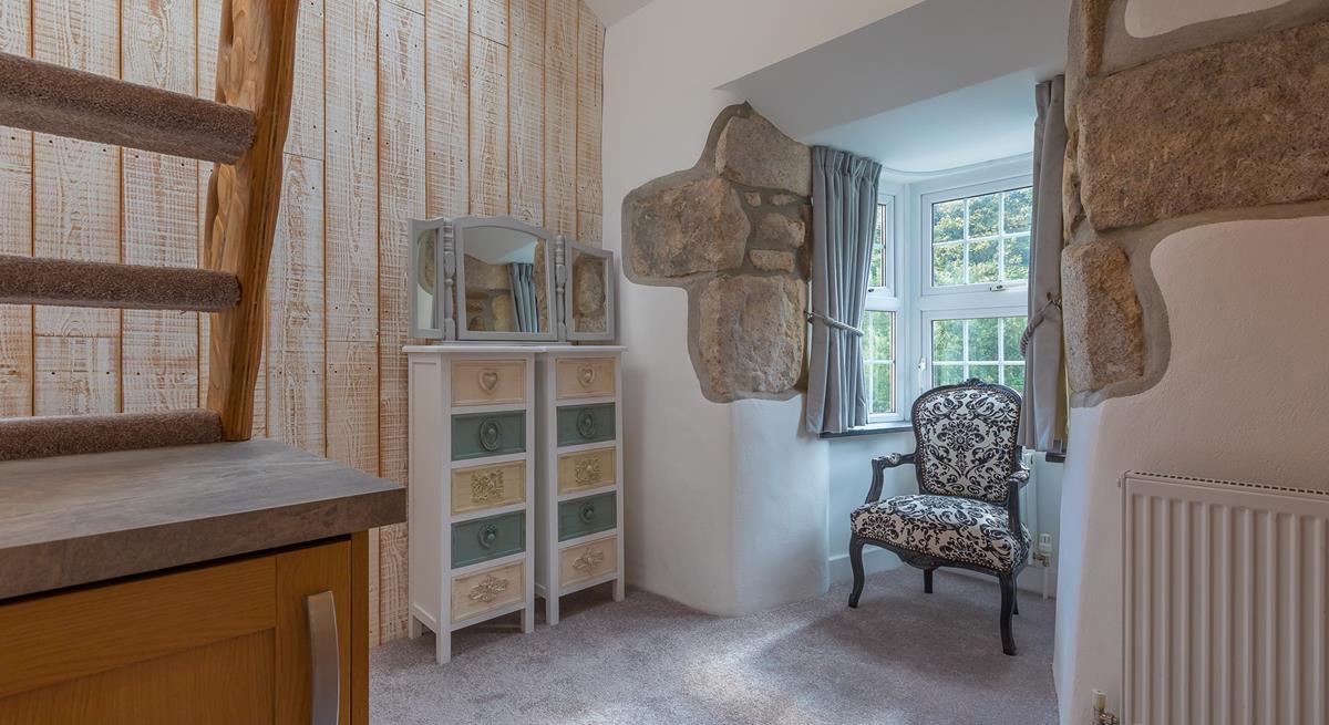 The landing has been cleverly designed to create additional space for getting ready.