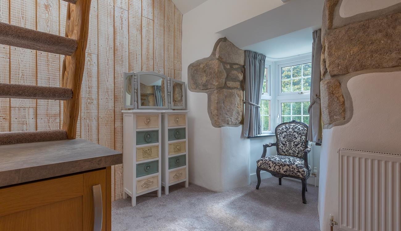 The landing has been cleverly designed to create additional space for getting ready.