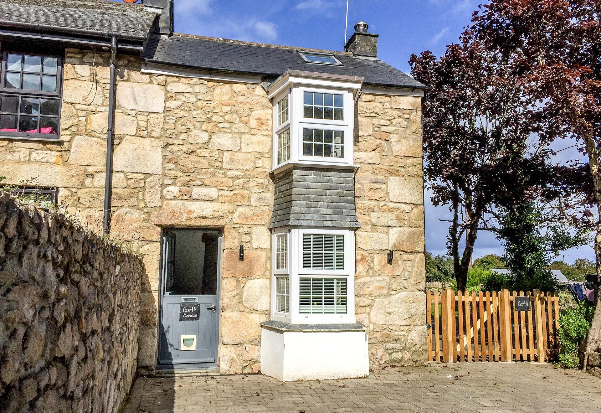 This cosy annexe is situated away from the hustle and bustle of St Ives. 
