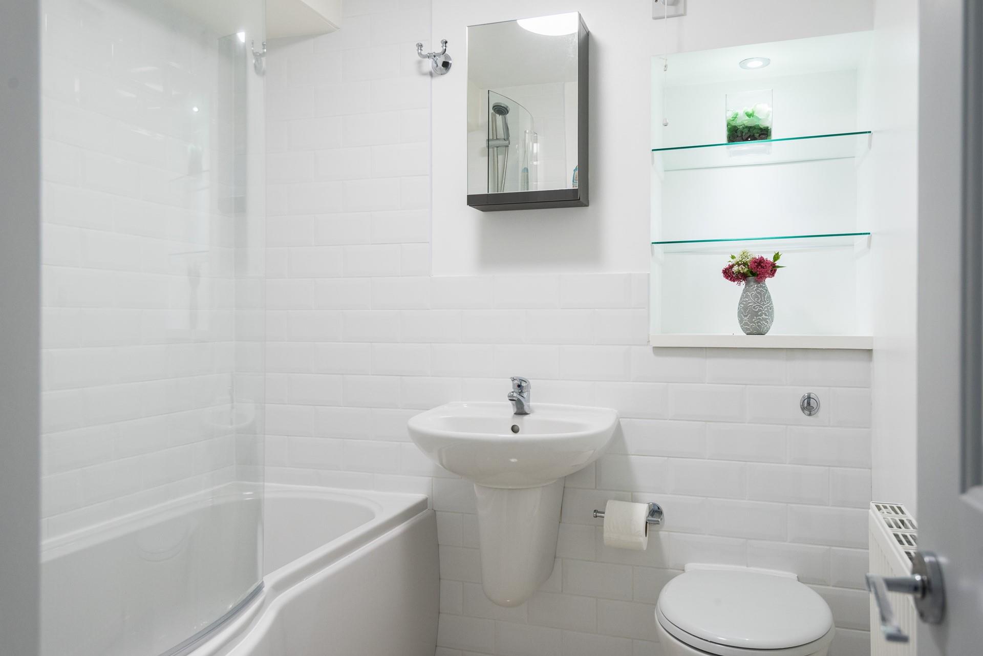Fresh, white decor creates an almost natural daylight feel in the bathroom. 