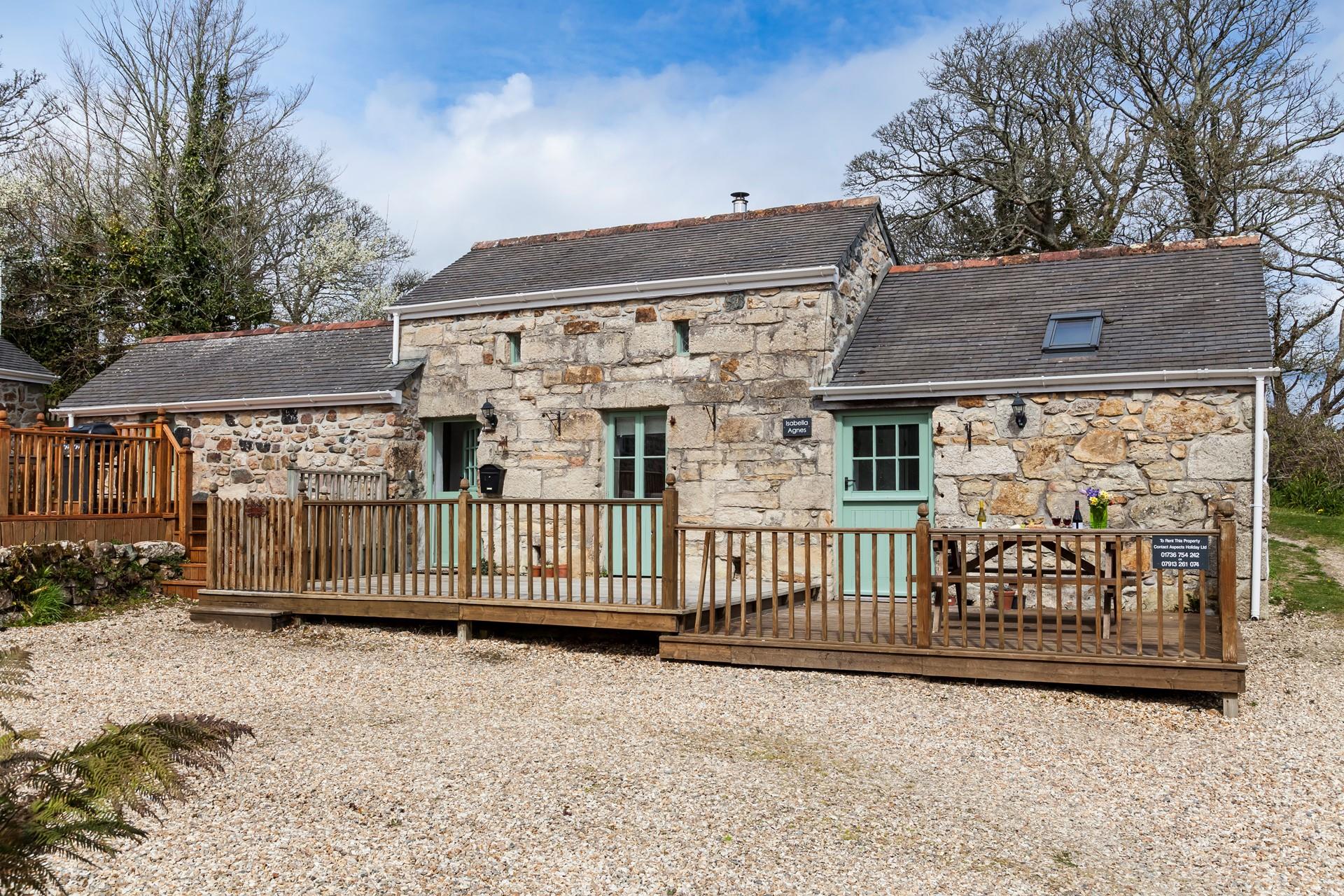 This stunning little barn conversion is a hidden gem with beautiful surroundings and parking for guests. 