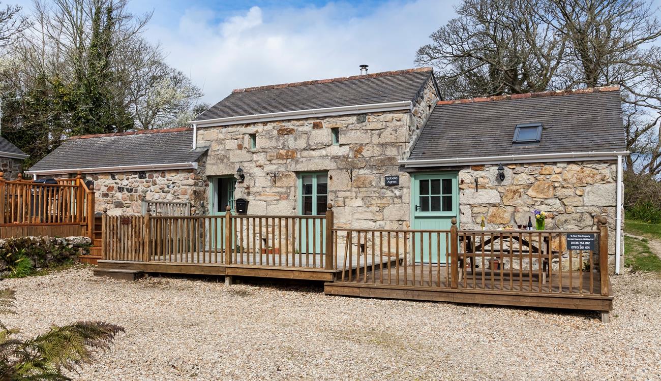 This stunning little barn conversion is a hidden gem with beautiful surroundings and parking for guests. 