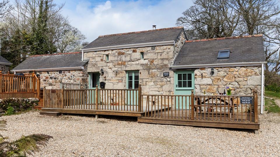 This stunning little barn conversion is a hidden gem with beautiful surroundings and parking for guests. 